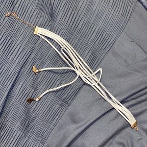 White necklace ( chocker )